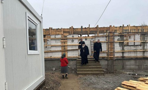 Ierarhul Hușilor a vizitat șantierele unor case ale victimelor inundațiilor
